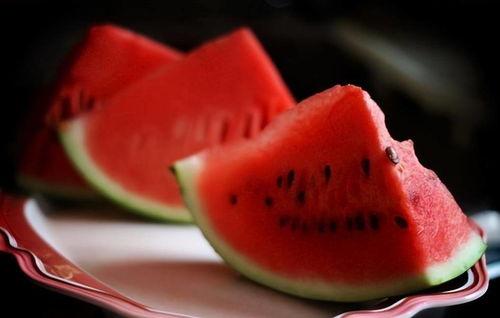 吐鲁番吃冰蜜瓜,甜蜜冰蜜瓜，清凉一夏的味蕾之旅